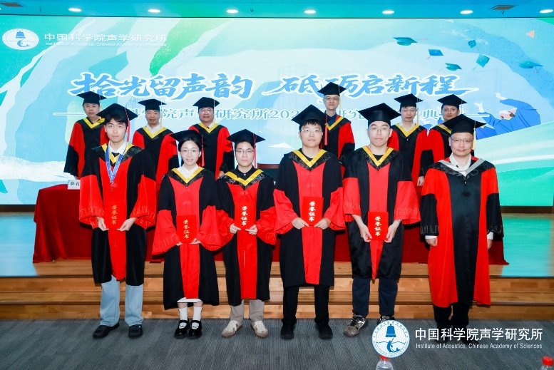 毕业典礼设置了“花路穿行”“致敬前辈